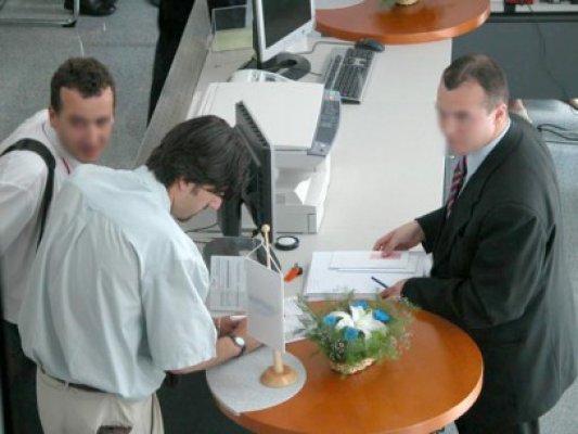 Şi-a făcut credit bancar cu adeverinţă falsă de salariu